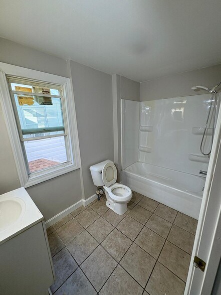 Building Photo - 1448 Berdan Ave
