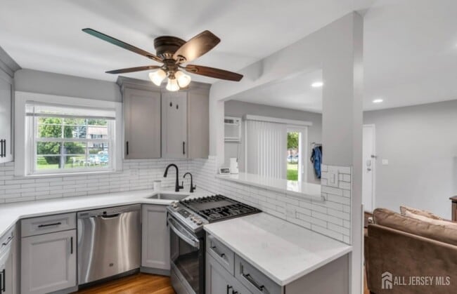 Building Photo - 320 South St