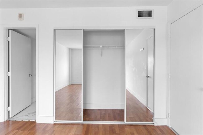 Building Photo - 4164 Inverrary Dr