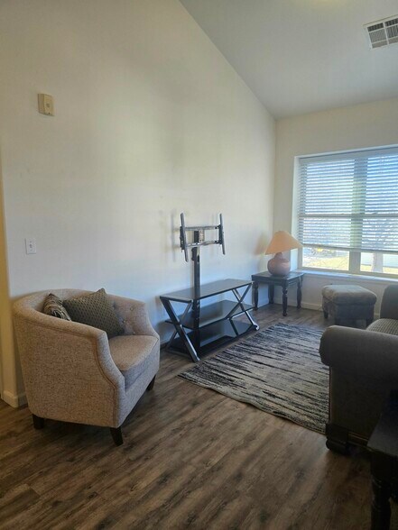 Building Photo - 1206 Walnut Ave