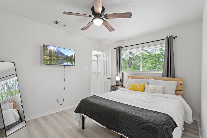 Building Photo - 604 Lochnell Dr