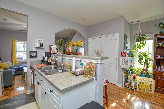 Building Photo - Charming Townhome in Great Huntersville Lo...