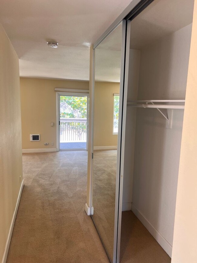 Building Photo - 2 bedroom, 2 bath top floor condo in La Jolla