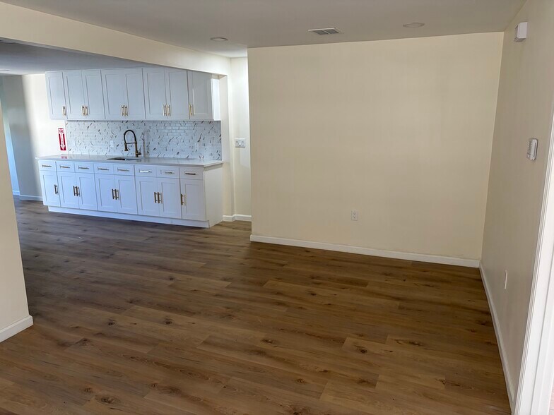 Building Photo - 585 McChesney St