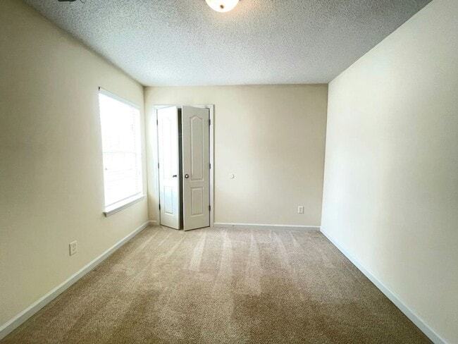 Building Photo - SPACIOUS 4BDR 2.5BA CONDO IN ARLINGTON SUBDIVISION