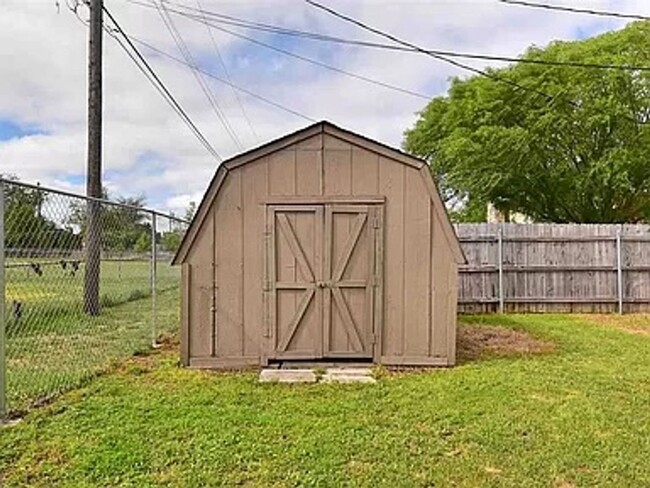 Building Photo - Single Family Home