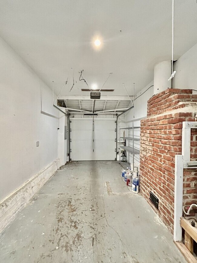Building Photo - 811 9th Ave