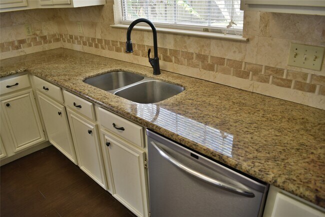 Building Photo - 2914 Silent Dr