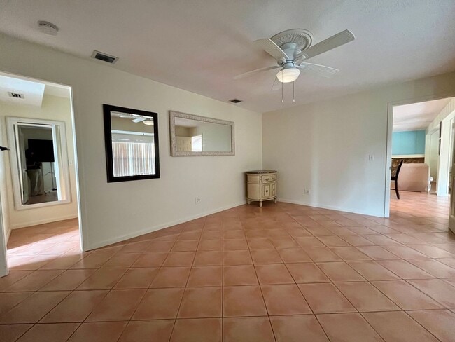 Building Photo - 3 bed/ 2 bath Beauty!