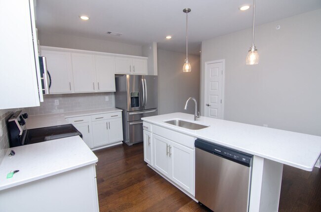 Building Photo - Stunning Condo with Garage space