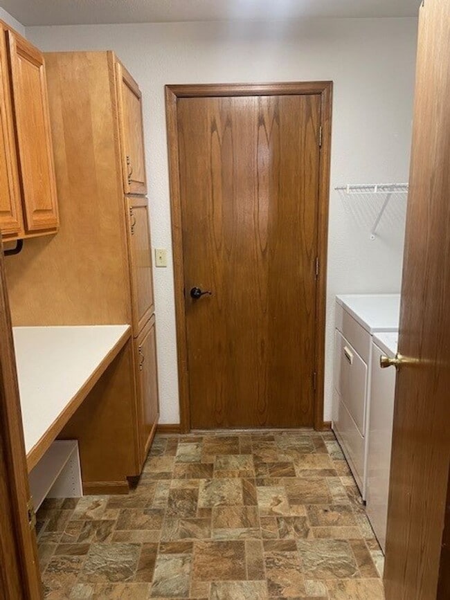 Building Photo - Spacious 3 Bed 3 Bath Townhome with Finished Basement & 2-Car Garage