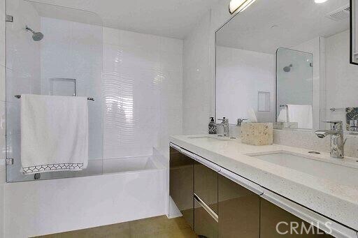 Building Photo - 1223 Larrabee St