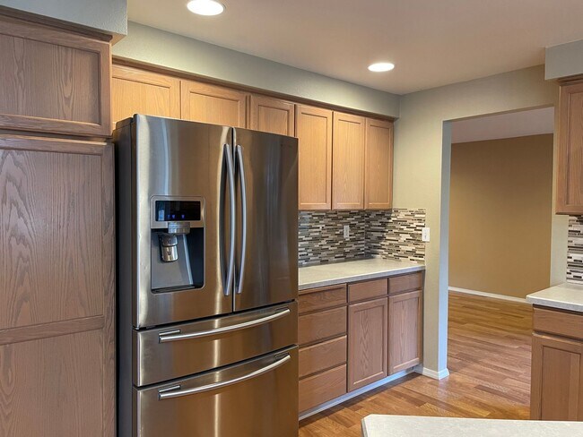 Building Photo - Adorable 4 Bedroom 2.5 Bath Home in Fisher's Landing! Fully Fenced Backyard! Mountain View High S...