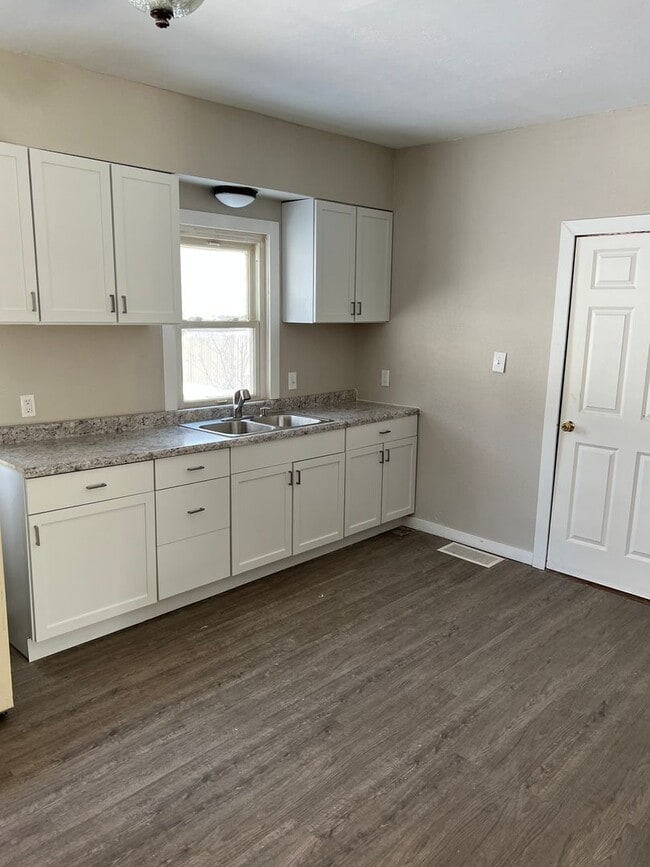 Primary Photo - 4 Bedroom Updated house!!