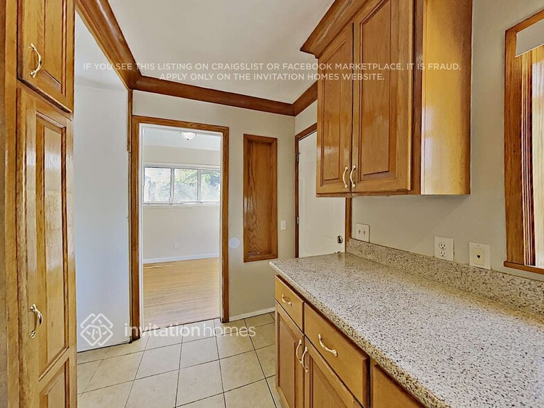 Building Photo - 8647 Tyrone Ave