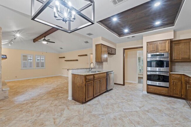 Building Photo - 10305 Caracara Dr