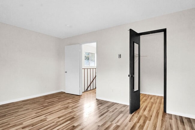 Building Photo - Great three bedroom townhome in UTC! Avail...