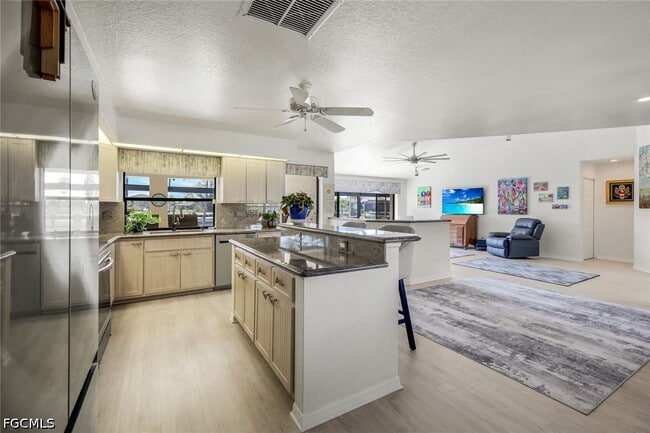 Building Photo - 2556 SW 28th Pl