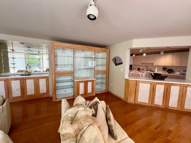 Building Photo - 131 Popes Island Rd