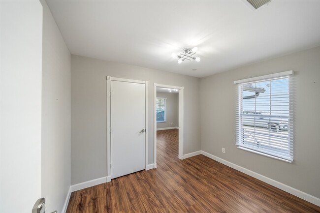 Building Photo - 2009 N Durham Dr