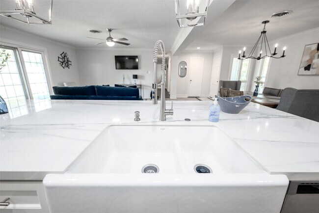 Building Photo - 9330 Meadowbriar Ln