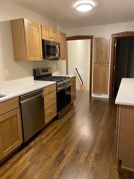 Building Photo - 2346 W Dickens Ave