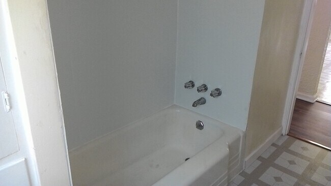 Building Photo - DAYTON, OH - SINGLE HOME - 2 BED, 1 BATH - $825