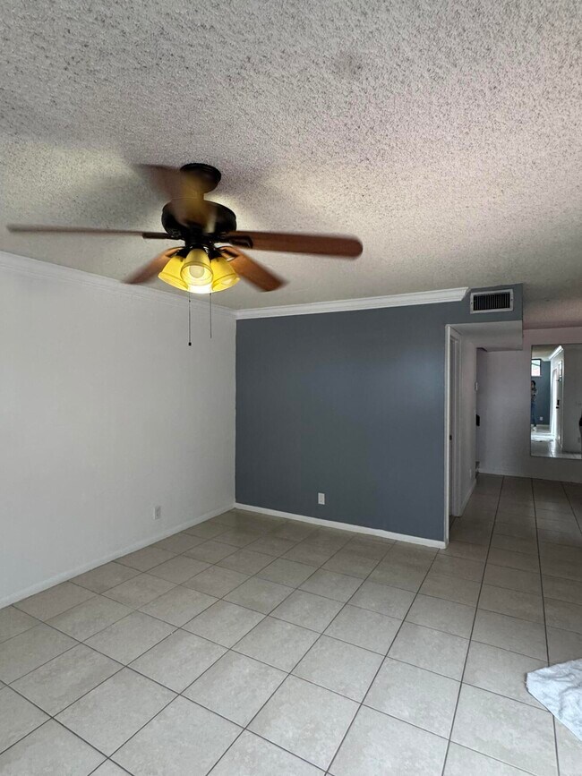 Building Photo - 3833 Victoria Dr