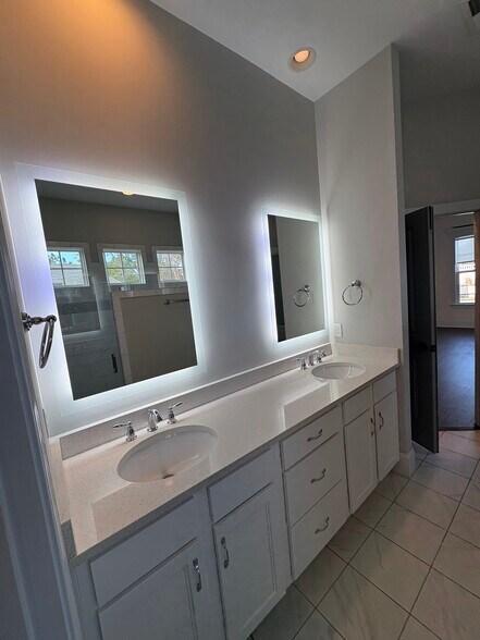 Building Photo - 729 Windemere Rd