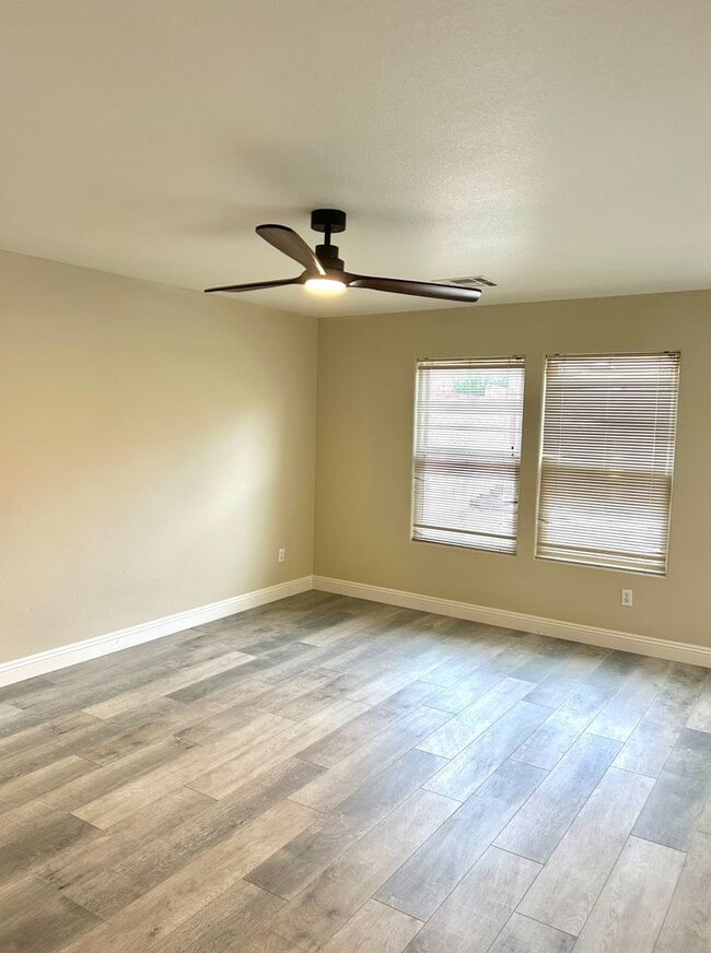 Building Photo - SW!!! OVER 2000 SQ FT!!! New Carpet!!! New Flooring!!! Freshly Painted!!! 4 bed 3 bath!!! Low Mai...