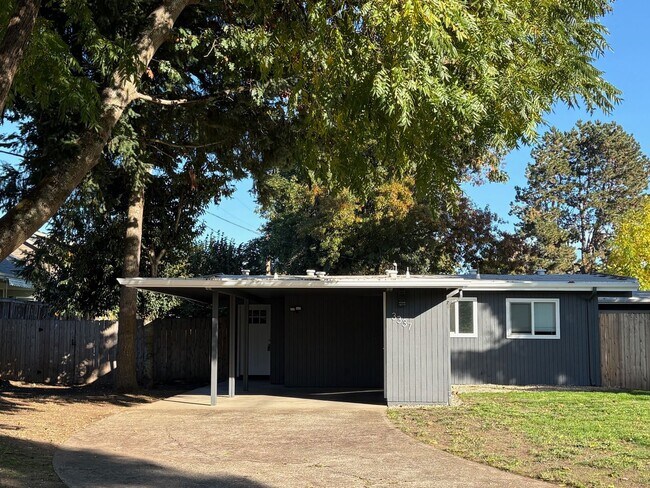 Building Photo - Beautifully updated 2 bedroom 1 bath duple...