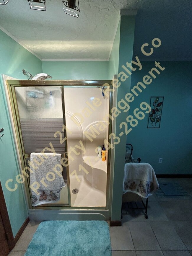 Building Photo - Large 3 Bedroom, 2 Bath Pet friendly home with off street parking and a 600sqft detached garage