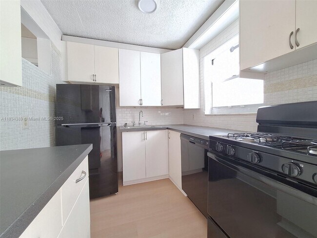 Building Photo - 1357 Collins Ave
