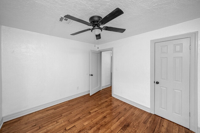 Building Photo - 1925 NW Oak Ave