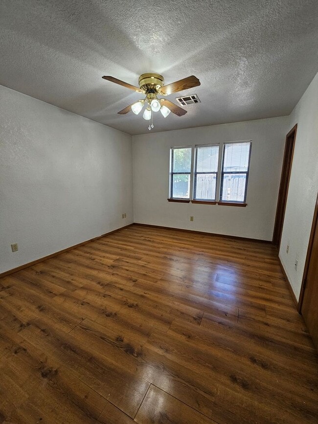 Building Photo - (3) Bed/(2) Bath in West Norman Available NOW! Sm Dog Negotiable.