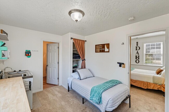 Building Photo - 7400 Newbrook Dr