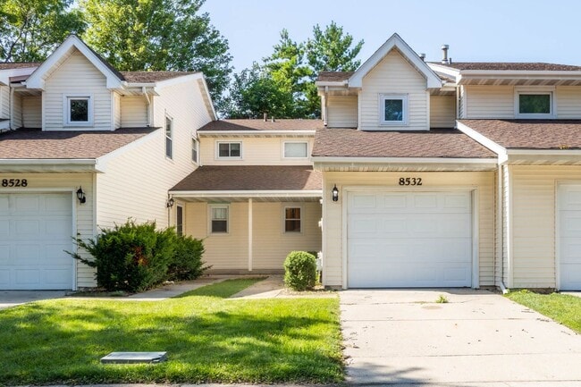 Building Photo - Beautiful 2 Bedroom, 2 Bathroom Townhouse ...