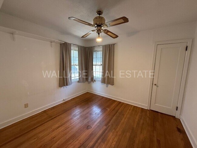 Building Photo - CUTE 1940'S BUNGALOW IN SHANNONDALE COMMUNITY IN N. KNOXVILLE!!