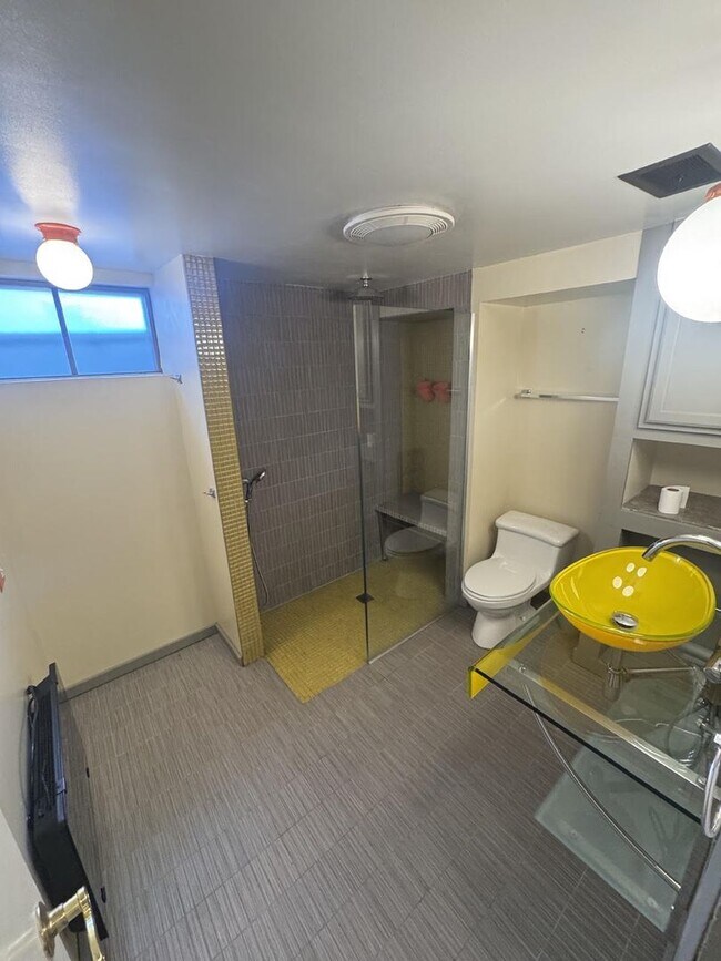 Building Photo - Spacious 3 Bed 2 Bath in the heart of Littleton