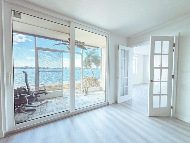 Building Photo - 7910 Sun Island Dr S