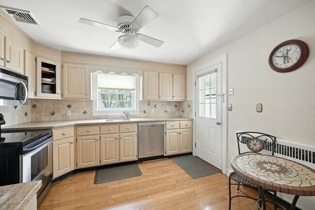 Building Photo - 40 Fairway Dr