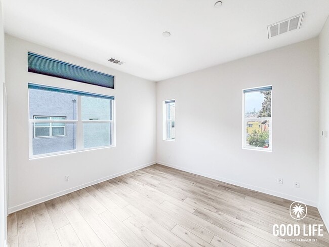 Building Photo - Modern 3BD/2.5BA Townhome in Mission Valley with Kitchen Island, Private Patio & 2-Car Garage