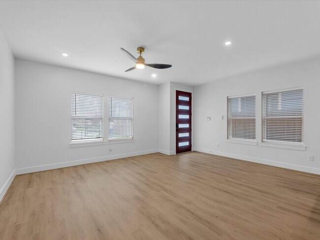 Building Photo - 900 Lucky St