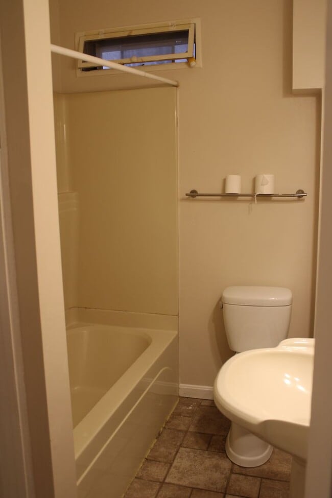 Building Photo - 2-Bedroom Second-Floor Apartment