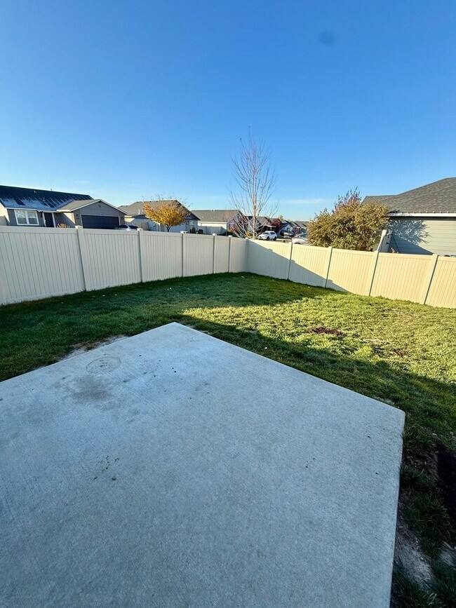 Building Photo - Great location, 3 bedroom two bath home fo...