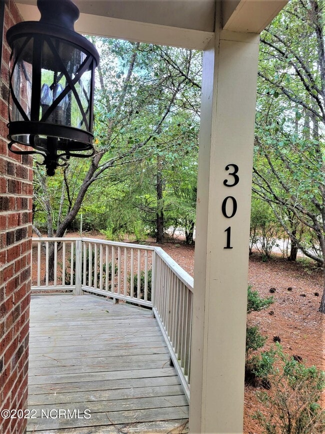 Building Photo - 301 Hampton Dr