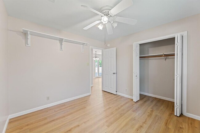 Building Photo - 6010 Oakclaire Dr