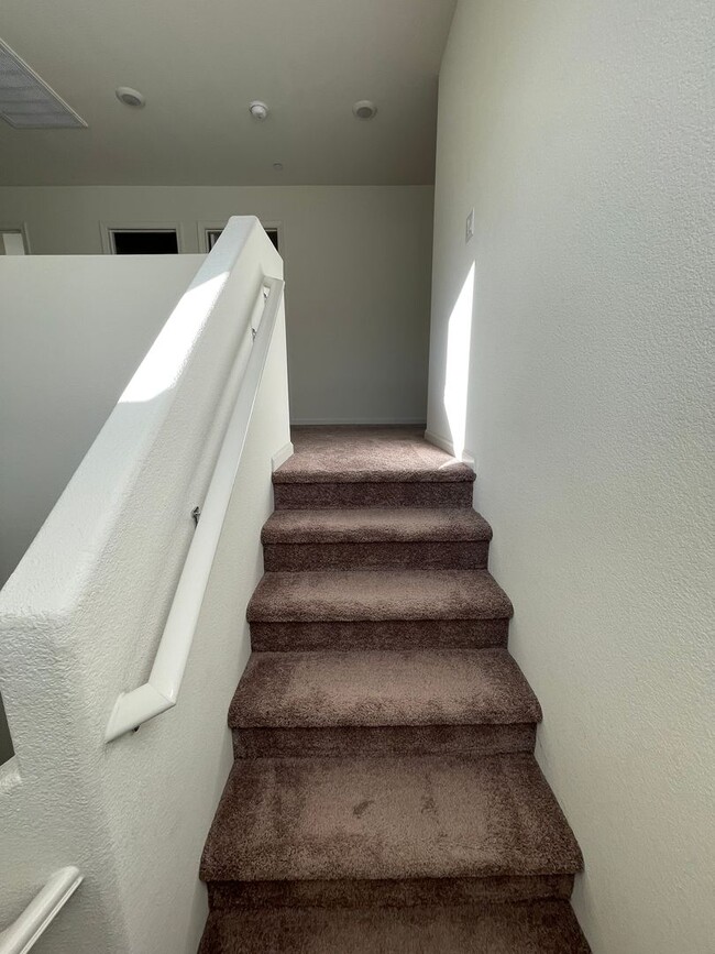 Building Photo - Beautiful 4 bed 2.5 bath in Sacramento!