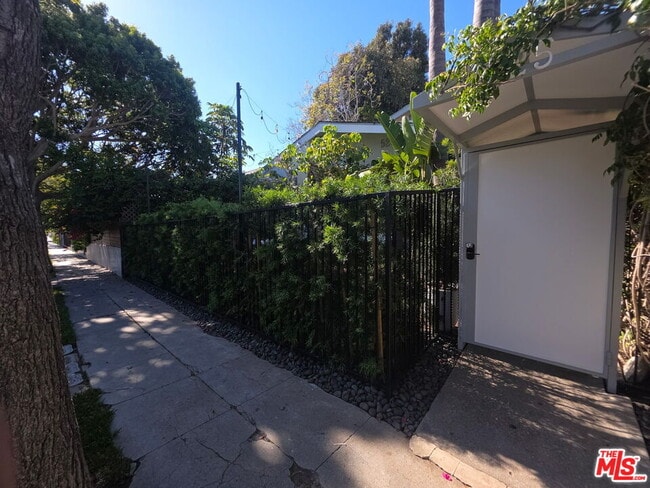 Building Photo - 525 Broadway St