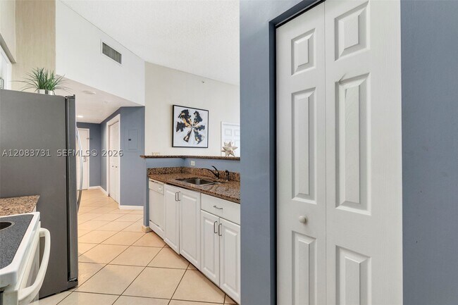 Building Photo - 1155 Brickell Bay Dr
